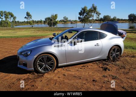 Silver Sport Auto klemmt im weichen Boden in einer malerischen Landschaft Stockfoto