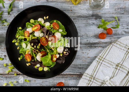 Gesundes Essen Frühjahr Salat Tomate mit Quark, Olivenöl Stockfoto