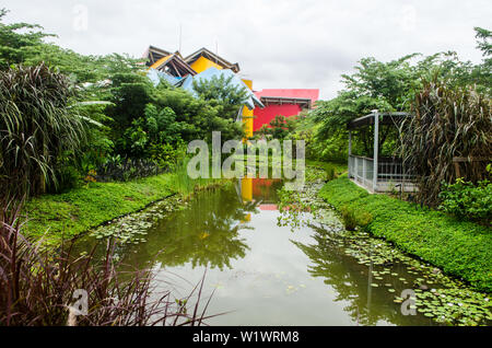 Ansicht des Biomuseo, von den üppigen botanischen Garten, die Anlage wurde von dem berühmten Architekten Frank Gehry umgibt Stockfoto