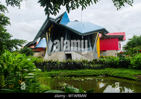 Ansicht des Biomuseo, von den üppigen botanischen Garten, die Anlage wurde von dem berühmten Architekten Frank Gehry umgibt Stockfoto