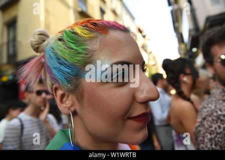 Madrid, Spanien. 03 Juli, 2019. Eine Frau, die den Kopf gemalt mit den Farben der Gay Pride Regenbogen vor der offiziellen Eröffnung des MADO Gay Pride 2019 in Madrid. Der MADO Fest feiern, diskutieren und die Vielfalt der LGBTIQ Menschen den 50. Jahrestag der Stonewall Aufstand und ein halbes Jahrhundert LGBTQIA Befreiung zu markieren. Credit: SOPA Images Limited/Alamy leben Nachrichten Stockfoto