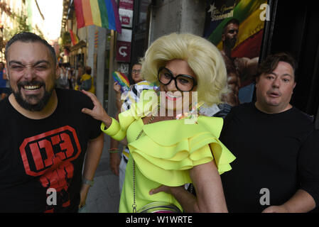 Madrid, Spanien. 03 Juli, 2019. Nachtschwärmer posieren für ein Foto vor der offiziellen Eröffnung des MADO Gay Pride 2019 in Madrid. Der MADO Fest feiern, diskutieren und die Vielfalt der LGBTIQ Menschen den 50. Jahrestag der Stonewall Aufstand und ein halbes Jahrhundert LGBTQIA Befreiung zu markieren. Credit: SOPA Images Limited/Alamy leben Nachrichten Stockfoto