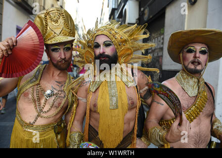 Madrid, Spanien. 03 Juli, 2019. Nachtschwärmer posieren für ein Foto vor der offiziellen Eröffnung des MADO Gay Pride 2019 in Madrid. Der MADO Fest feiern, diskutieren und die Vielfalt der LGBTIQ Menschen den 50. Jahrestag der Stonewall Aufstand und ein halbes Jahrhundert LGBTQIA Befreiung zu markieren. Credit: SOPA Images Limited/Alamy leben Nachrichten Stockfoto