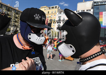 Madrid, Spanien. 03 Juli, 2019. Nachtschwärmer sind vor der offiziellen Eröffnung des MADO Gay Pride 2019 in Madrid gesehen. Der MADO Fest feiern, diskutieren und die Vielfalt der LGBTIQ Menschen den 50. Jahrestag der Stonewall Aufstand und ein halbes Jahrhundert LGBTQIA Befreiung zu markieren. Credit: SOPA Images Limited/Alamy leben Nachrichten Stockfoto