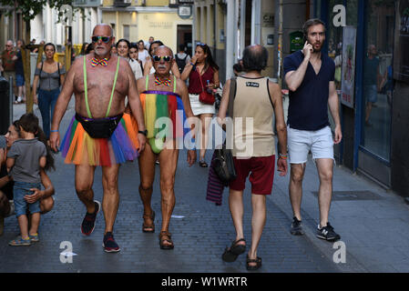 Madrid, Spanien. 03 Juli, 2019. Zwei Nachtschwärmer Spaziergang auf einer Straße in Madrid vor der offiziellen Eröffnung des MADO 2019 Gay Pride. Der MADO Fest feiern, diskutieren und die Vielfalt der LGBTIQ Menschen den 50. Jahrestag der Stonewall Aufstand und ein halbes Jahrhundert LGBTQIA Befreiung zu markieren. Credit: SOPA Images Limited/Alamy leben Nachrichten Stockfoto