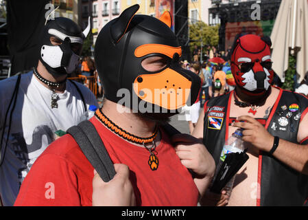 Madrid, Spanien. 03 Juli, 2019. Nachtschwärmer sind vor der offiziellen Eröffnung des MADO Gay Pride 2019 in Madrid gesehen. Der MADO Fest feiern, diskutieren und die Vielfalt der LGBTIQ Menschen den 50. Jahrestag der Stonewall Aufstand und ein halbes Jahrhundert LGBTQIA Befreiung zu markieren. Credit: SOPA Images Limited/Alamy leben Nachrichten Stockfoto