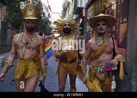 Madrid, Spanien. 03 Juli, 2019. Drei Nachtschwärmer Spaziergang auf einer Straße in Madrid vor der offiziellen Eröffnung des MADO 2019 Gay Pride. Der MADO Fest feiern, diskutieren und die Vielfalt der LGBTIQ Menschen den 50. Jahrestag der Stonewall Aufstand und ein halbes Jahrhundert LGBTQIA Befreiung zu markieren. Credit: SOPA Images Limited/Alamy leben Nachrichten Stockfoto