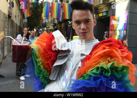 Madrid, Spanien. 03 Juli, 2019. Ein Mann posiert für ein Foto vor der offiziellen Eröffnung des MADO Gay Pride 2019 in Madrid. Der MADO Fest feiern, diskutieren und die Vielfalt der LGBTIQ Menschen den 50. Jahrestag der Stonewall Aufstand und ein halbes Jahrhundert LGBTQIA Befreiung zu markieren. Credit: SOPA Images Limited/Alamy leben Nachrichten Stockfoto