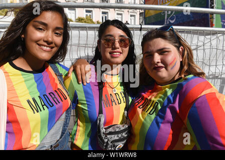 Madrid, Spanien. 03 Juli, 2019. Drei Frauen posieren für ein Foto vor der offiziellen Eröffnung des MADO Gay Pride 2019 in Madrid. Der MADO Fest feiern, diskutieren und die Vielfalt der LGBTIQ Menschen den 50. Jahrestag der Stonewall Aufstand und ein halbes Jahrhundert LGBTQIA Befreiung zu markieren. Credit: SOPA Images Limited/Alamy leben Nachrichten Stockfoto