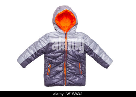 Jacke Winter isoliert. Ein elegantes Schwarz warme Daunenjacke mit orangefarbenen Futter für die Kinder auf einem weißen Hintergrund. Abnutzung der Kinder für den Winter. Stockfoto