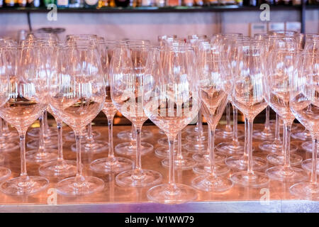 Elegante leere Zeile der Weingläser. Viele leere Glas auf Bar bereit, Wein zu füllen. saubere Gläser im Restaurant. Gläser auf Zähler in bar. Selektiver Fokus Stockfoto