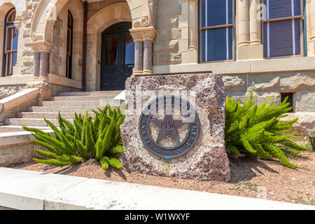 VICTORIA, Texas - Juni 9, 2019 - Historische Victoria County Courthouse Eingang, 1823 mit alten Texas Highway Department logo gebaut Stockfoto