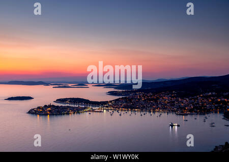 Über Primosten an der Küste von Kroatien Dämmerung Stockfoto