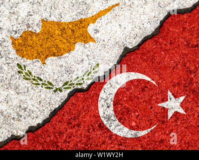 Flaggen der Türkei und Zypern malte auf gerissene Wand Hintergrund/der Türkei gegenüber Zypern Konflikt Konzept Stockfoto