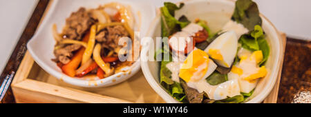 Bento Set von Garnelen Tempura und Chicken Teriyaki im japanischen Restaurant BANNER, LANGE FORMAT Stockfoto