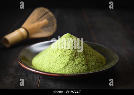 Japanische Matcha grüner Tee in eine Tasse und Tee Pulver close-up Stockfoto