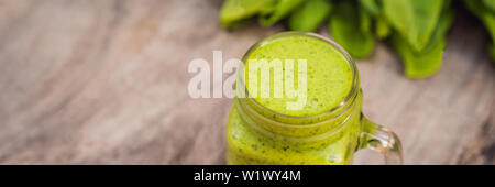 Ingwer green apple Smoothie auf konkreten Hintergrund. Es kann als Hintergrund BANNER, LANGE FORMAT verwendet werden. Stockfoto