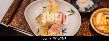 Bento Set von Garnelen Tempura und Chicken Teriyaki im japanischen Restaurant BANNER, LANGE FORMAT Stockfoto