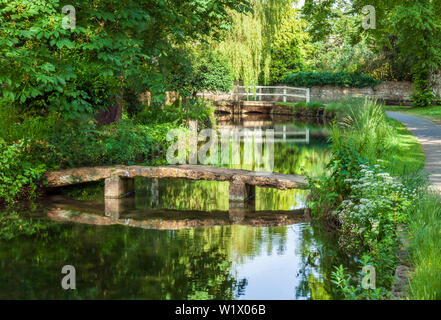 Alte steinerne Brücke über den Fluss Auge, in Lower Slaughter, Cotswolds, Gloucestershire, England, UK. Stockfoto
