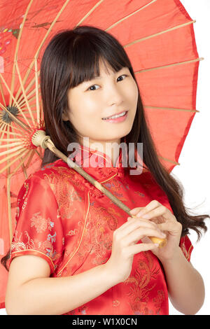 Schöne chinesische Frau das Tragen einer Tracht bekannt als Cheongsam oder Chipao auf weißem Hintergrund Stockfoto