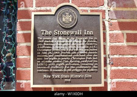 Plakette außerhalb des Stonewall Inn die Stonewall Riots zu gedenken. Stockfoto