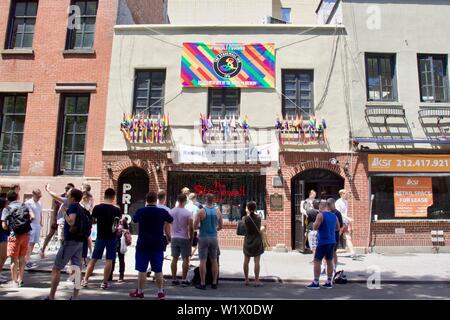 Stonewall Inn für WorldPride NYC 2019 gestaltet seit 50 Jahren die Stonewall Riots zu gedenken. Stockfoto