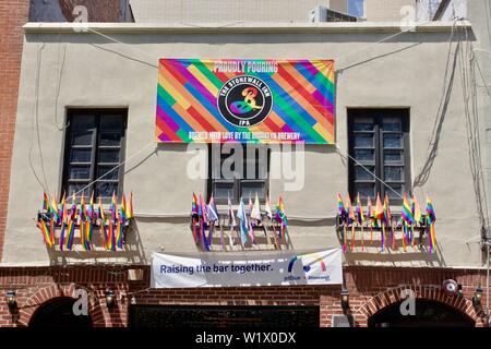 Stonewall Inn für WorldPride NYC 2019 gestaltet seit 50 Jahren die Stonewall Riots zu gedenken. Stockfoto