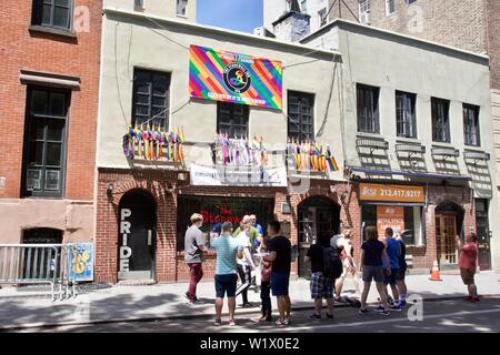 Stonewall Inn für WorldPride NYC 2019 gestaltet seit 50 Jahren die Stonewall Riots zu gedenken. Stockfoto