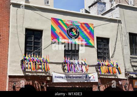 Stonewall Inn für WorldPride NYC 2019 gestaltet seit 50 Jahren die Stonewall Riots zu gedenken. Stockfoto