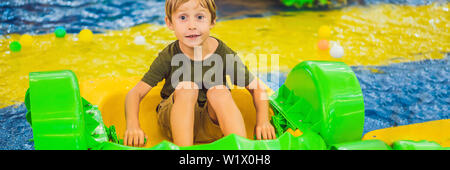 Glückliche junge Junge auf dem Boot genießen, spielen auf Vergnügungspark BANNER, LANGE FORMAT Stockfoto