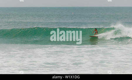 Surfer auf einer Welle auf der Rückhand an Greenmount, qld Stockfoto