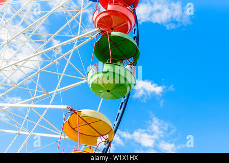 Riesenrad gegen den blauen Himmel, close-up Stockfoto