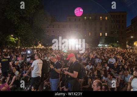 Roma, Italien. 03 Juli, 2019. Der italienische Regisseur Paolo Sorrentino ist zu Gast bei der 'Il Cinema in Piazza' Film Festival durch die Ragazzi del Cinema, Amerika in Piazza San Cosimato in Rom organisiert, in den Stadtteil Trastevere Credit: Matteo Nardone/Pacific Press/Alamy leben Nachrichten Stockfoto