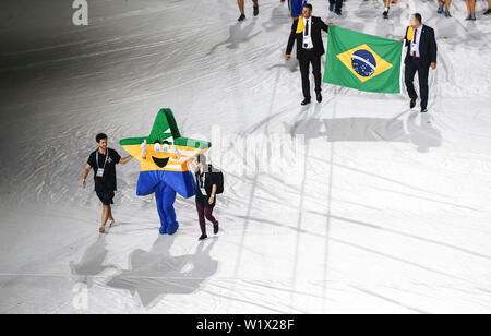 Neapel, Italien. 3. Juli 2019. Mitglieder der brasilianischen Delegation März während der Eröffnungszeremonie des 30 Universiade in Neapel, Italien, 3. Juli 2019. Credit: Shan Yuqi/Xinhua/Alamy leben Nachrichten Stockfoto