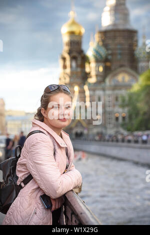 Mädchen, die durch die Stadt St. Petersburg spazieren Stockfoto