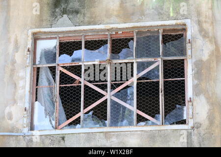 Mit Glasscherben in einem verlassenen Haus Fenster Stockfoto