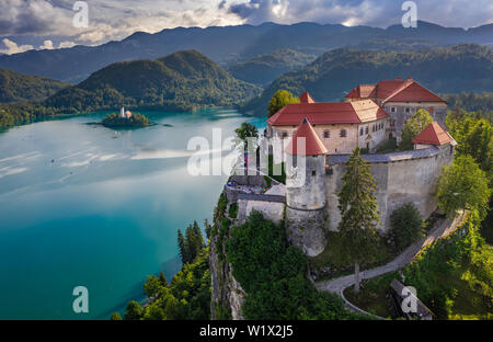 Bled, Slowenien - Luftbild der schönen Burg von Bled (Blejski Grad) mit Wallfahrtskirche Mariä Himmelfahrt der Maria auf einer kleinen Insel und Julian Al Stockfoto