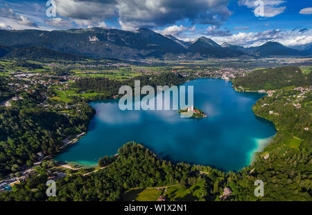 Bled, Slowenien - Luftbild panorama Skyline Blick auf den Bleder See (Blejsko Jezero) von hoch oben mit der Wallfahrtskirche Mariä Himmelfahrt der Maria, Bl Stockfoto