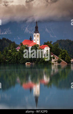 Der See von Bled, Slowenien - Morgen Blick auf den Bleder See (Blejsko Jezero) mit der Wallfahrtskirche Mariä Himmelfahrt der Maria auf einer kleinen Insel und Julian Al Stockfoto