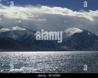 See in den Himmel: pangong See, Ladakh, Indien, in den frühen Morgenstunden Straßenmusik im Sonnenlicht. Stockfoto