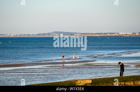 Brighton UK 4. Juli 2019 - Schwimmer am frühen Morgen einen Dip aus Brighton und Hove Strand genießen. Das Wetter wird prognostiziert einen weiteren sonnigen Tag an der Südküste von Großbritannien mit zu erwartenden Höchsttemperaturen um 27 Grad in einigen Teilen zu erreichen. Foto: Simon Dack/Alamy leben Nachrichten Stockfoto