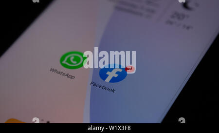 Nahaufnahme von Social Media Facebook, Whatsapp, Icons für Android Smartphones an Huawei Stockfoto