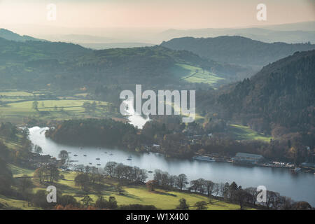 Schönen Herbst Landschaft Bild der Blick von Gummers wie auf Derwent Wter in Lake District Stockfoto