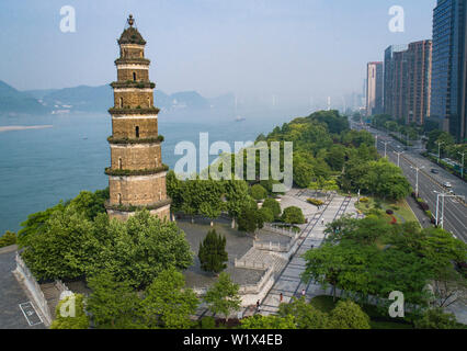 Peking, China. 30 Apr, 2018. Luftbild am 30. April 2018 berücksichtigt, zeigt ein Blick auf die Jiangtan Park in Kunshan City, Central Hubei Provinz Chinas. Die "hubei Tag' Event in Peking Internationale Gartenbauausstellung ab 4. Juli stattfinden wird, sich mit 6. Credit: Xiao Yijiu/Xinhua/Alamy leben Nachrichten Stockfoto