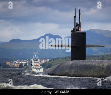 Ihrer Majestät NAVAL BASE CLYDE, Schottland (2. Juli 2018) Der Ohio-Klasse von ballistischen Raketen-U-Boot USS Alaska (SSBN 732) kommt an Her Majesty's Naval Base Clyde, Schottland, für einen geplanten Hafen besuch Juli 2, 2019. Der Hafen besuchen Sie stärkt die Zusammenarbeit zwischen den Vereinigten Staaten und im Vereinigten Königreich, und beweist die US-Funktionalität, Flexibilität, und das anhaltende Engagement der NATO-Verbündeten. (Foto durch LPhot Stevie Burke) Stockfoto