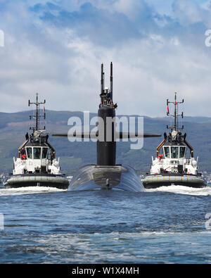 Ihrer Majestät NAVAL BASE CLYDE, Schottland (2. Juli 2018) Der Ohio-Klasse von ballistischen Raketen-U-Boot USS Alaska (SSBN 732) kommt an Her Majesty's Naval Base Clyde, Schottland, für einen geplanten Hafen besuch Juli 2, 2019. Der Hafen besuchen Sie stärkt die Zusammenarbeit zwischen den Vereinigten Staaten und im Vereinigten Königreich, und beweist die US-Funktionalität, Flexibilität, und das anhaltende Engagement der NATO-Verbündeten. (Foto durch LPhot Stevie Burke) Stockfoto