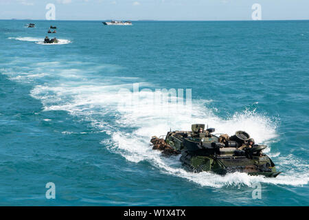 190702-N-DX 072-1075 CORAL SEA (2. Juli 2019) Landing Craft, Utility (LCU) 1666, zugeordnet zu den Naval Beach (NBU) 7, steht als Angriff Amphibienfahrzeuge (AAV), zugeordnet zu den 31 Marine Expeditionary Unit (MEU) Ansatz der gut Deck des amphibious Transport dock Schiff USS Green Bay LPD (20). Green Bay, Teil der Wasp amphibischen bereit, Gruppe, mit Eingeschifft 31 MEU, arbeitet in der indopazifischen Region Interoperabilität mit Partnern zu verbessern und dienen als ready-Response Force für jede Art von Kontingenz, und stellen gleichzeitig eine flexible und tödliche Krise Antwort für Stockfoto