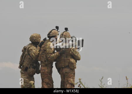 Ein Soldat mit 5 Battalion, 4th Air Defense Artillery Regiment feuert eine Stinger missile System bei einer Live-fire short-range Missile Range in der Nähe von schabla, Bulgarien, Jan. 11, 2019 während der Übung Schabla 19. Schabla 19 ist eine bilaterale, Joint Air Defence Live Fire Übung der bulgarischen Streitkräfte in Banjole, Bulgarien gehostet, von Juni 10-14, 2019. Schabla 19 ist ein für die Bereitschaft und die Interoperabilität zwischen dem bulgarischen Luftwaffe, Marine und Heer, und die 10. Armee Luft- und Raketenabwehr Befehl, der US-Army in Europa zu verbessern. Stockfoto