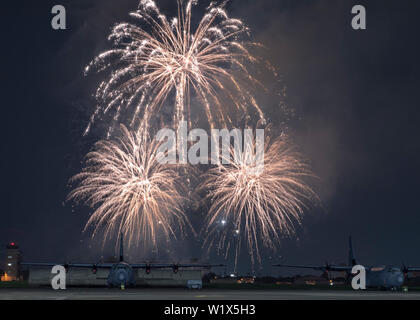 Feuerwerk hinter einer C-130J Super Hercules explodieren während Feiern Amerika an Yokota Air Base, Japan, 3. Juli 2019. Feiern Amerika ist eine jährliche Veranstaltung, die militärische Mitglieder und ihre Familien die Gelegenheit, Spiele, Essen und Bands vor ihren Höhepunkt in einem Feuerwerk über dem Yokota Flugplatz Tag der Unabhängigkeit zu feiern, zu genießen. (U.S. Air Force Foto von Airman 1st Class) Bolfing Brieana E. Stockfoto