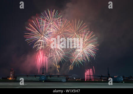 Feuerwerk hinter einer C-130J Super Hercules explodieren während Feiern Amerika an Yokota Air Base, Japan, 3. Juli 2019. Feiern Amerika ist eine jährliche Veranstaltung, die militärische Mitglieder und ihre Familien die Gelegenheit, Spiele, Essen und Bands vor ihren Höhepunkt in einem Feuerwerk über dem Yokota Flugplatz Tag der Unabhängigkeit zu feiern, zu genießen. (U.S. Air Force Foto von Airman 1st Class) Bolfing Brieana E. Stockfoto